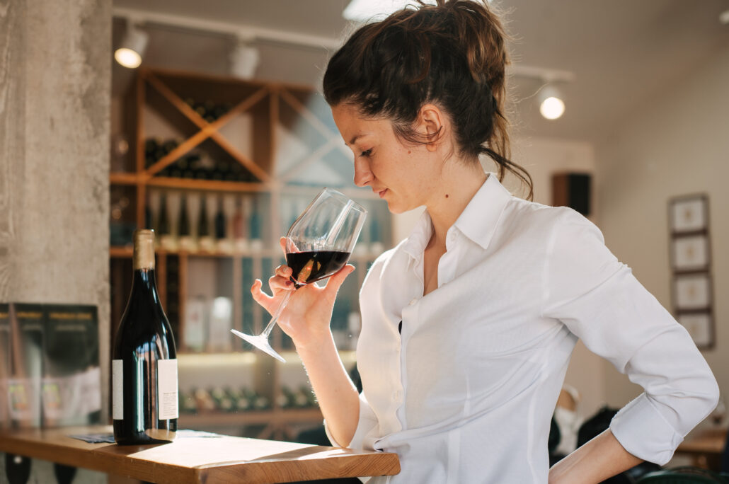 Cute,Woman,Holding,Red,Wine,Glass,Standing,In,The,Restaurant